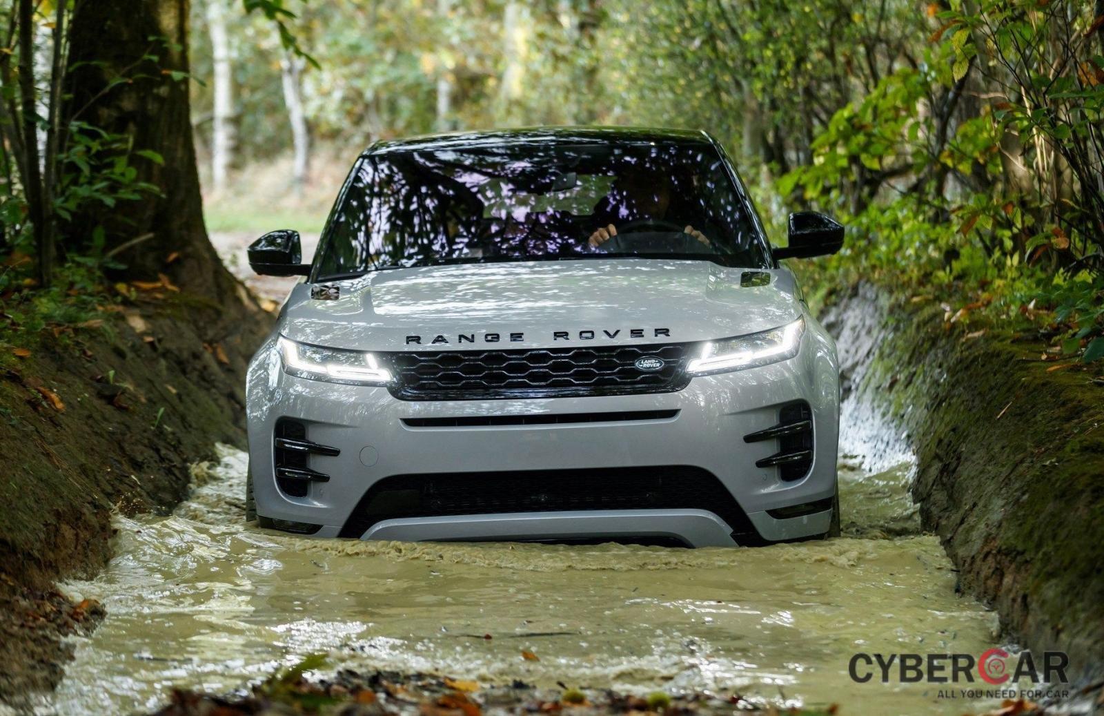 Land Rover Ranger Rover có thể 'lội nước' gần 1m nhờ khoảng sáng gầm xe cao.