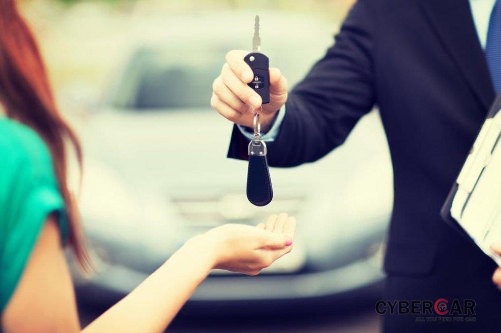 Trước khi quyết định mua xe, cần kiểm tra giấy tờ xe và hợp đồng phải rõ ràng.