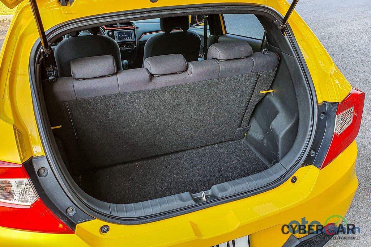 Dù được tăng thêm 84 lít so với trước nhưng cách mà Honda thiết kế khoang hành lý của Brio 2019 vẫn khiến nó có cảm giác hơi nhỏ bé.