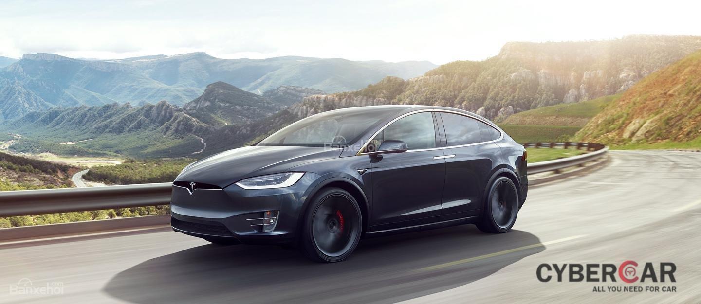 Tesla Model X màu xám