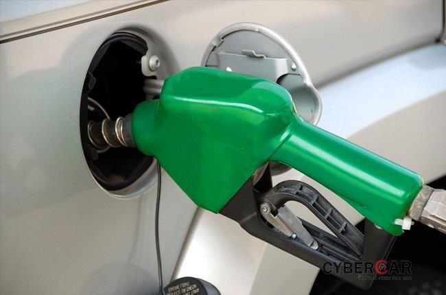 Những điều cần lưu ý khi chọn mua ôtô chạy đường dài - Hiệu suất tiêu thụ nhiên liệu