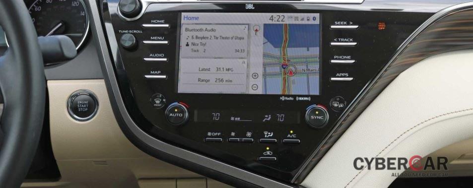 Nhược điểm Toyota Camry XLE 2019 - Hệ thống thông tin giải trí còn nghèo nàn
