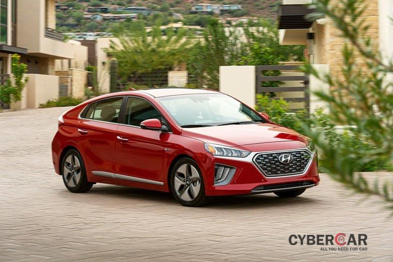 Hyundai Ioniq Hybrid tiết kiệm nhiên liệu tốt trong dòng xe lai điện.