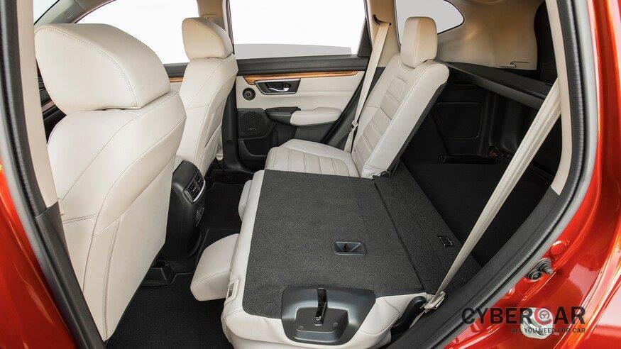 10 mẫu SUV ghế gập siêu rộng - Honda CR-V 2020 mân mê hàng ghế.