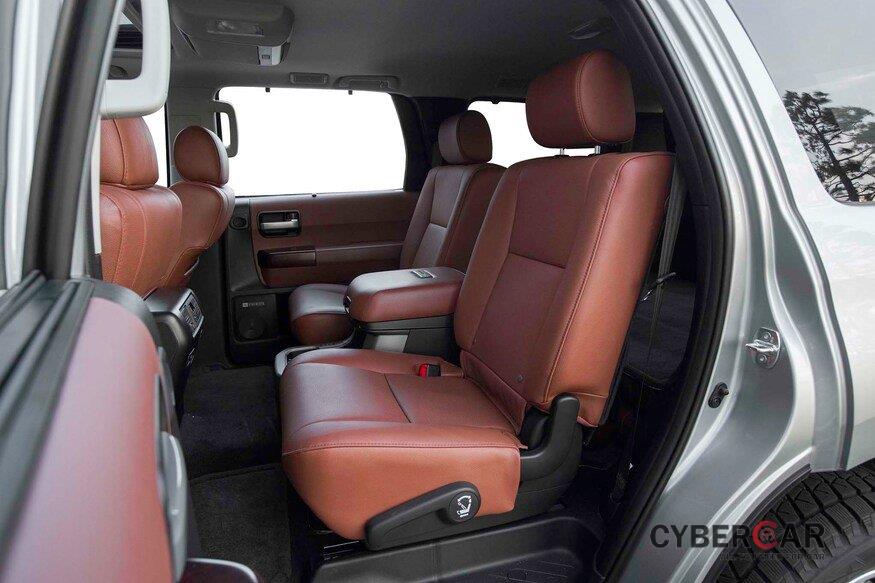 10 mẫu SUV ghế gập siêu rộng - Toyota Sequoia 2020.