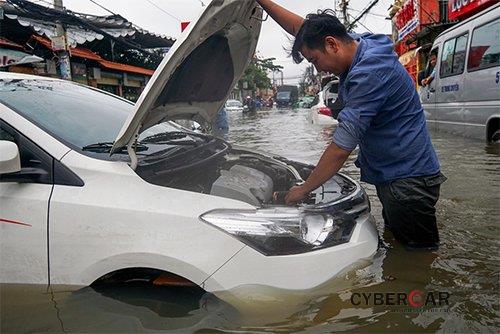 Cách phát hiện xe bị ngập nước và cách khắc phục ô tô ngập nước - Ảnh 1.