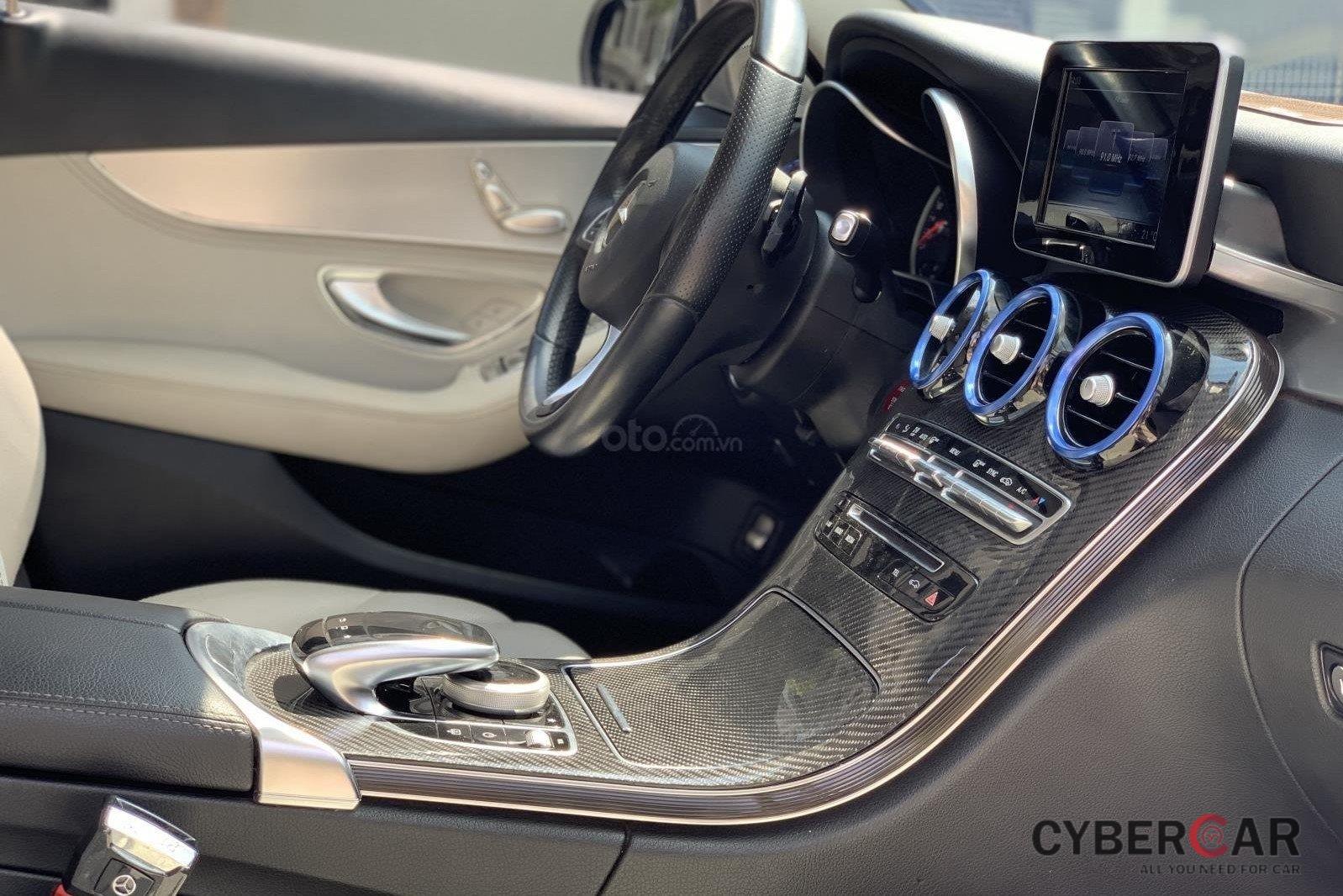 Khu vực bảng điều khiển trung tâm xe Mercedes-Benz C200 2015 1
