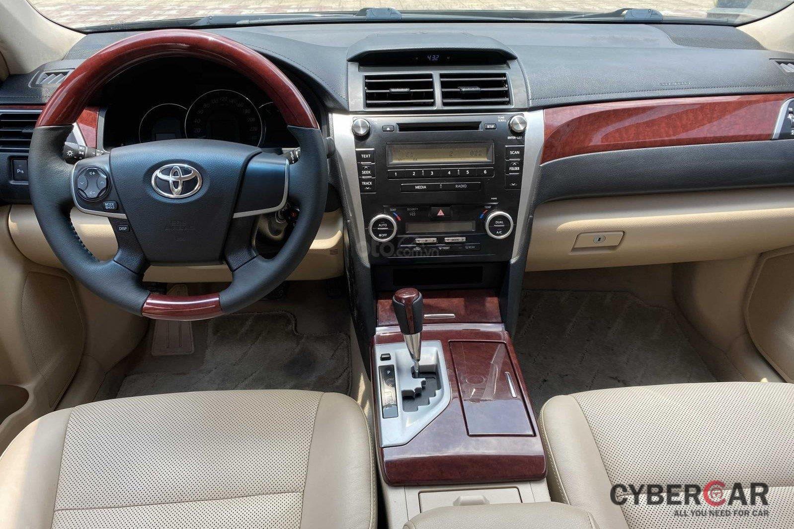 Khu vực bảng taplo Toyota Camry 2013 1 