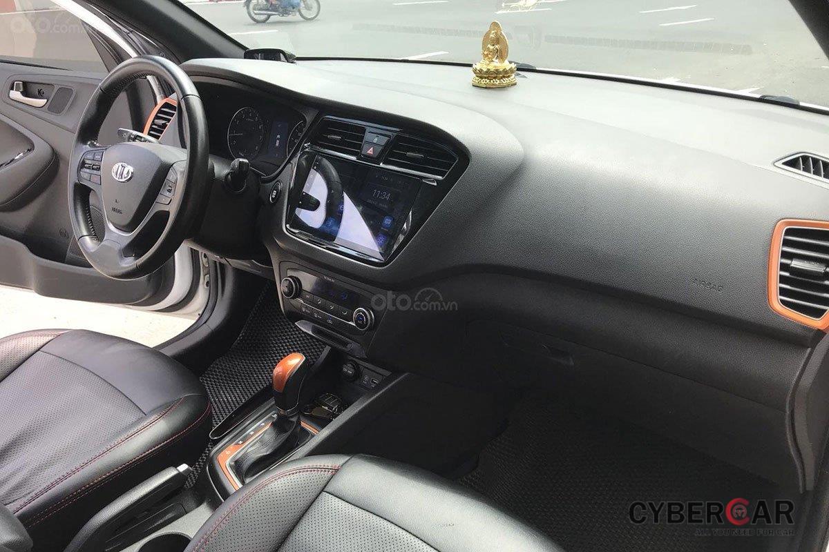 Không gian khoang cabin xe Hyundai i20 Active 2015 1