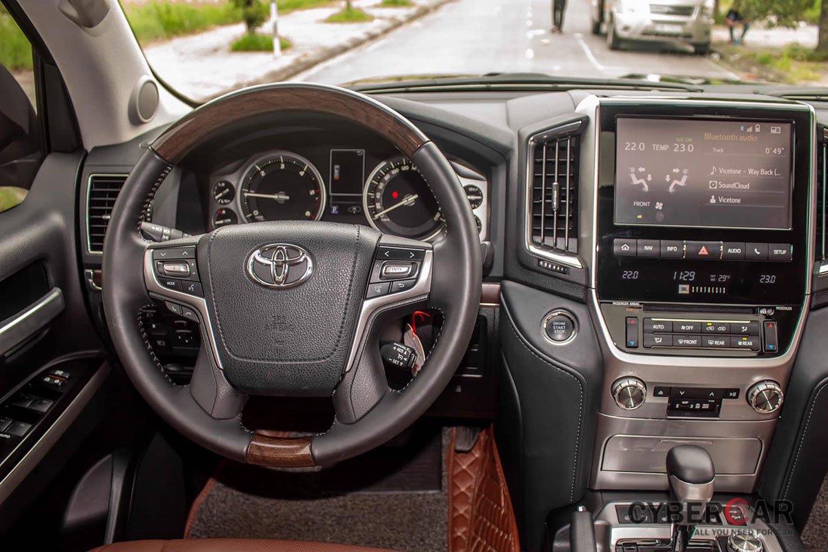 Toyota Land Cruiser cũ nhập Nga bán lại giá cao hơn xe 