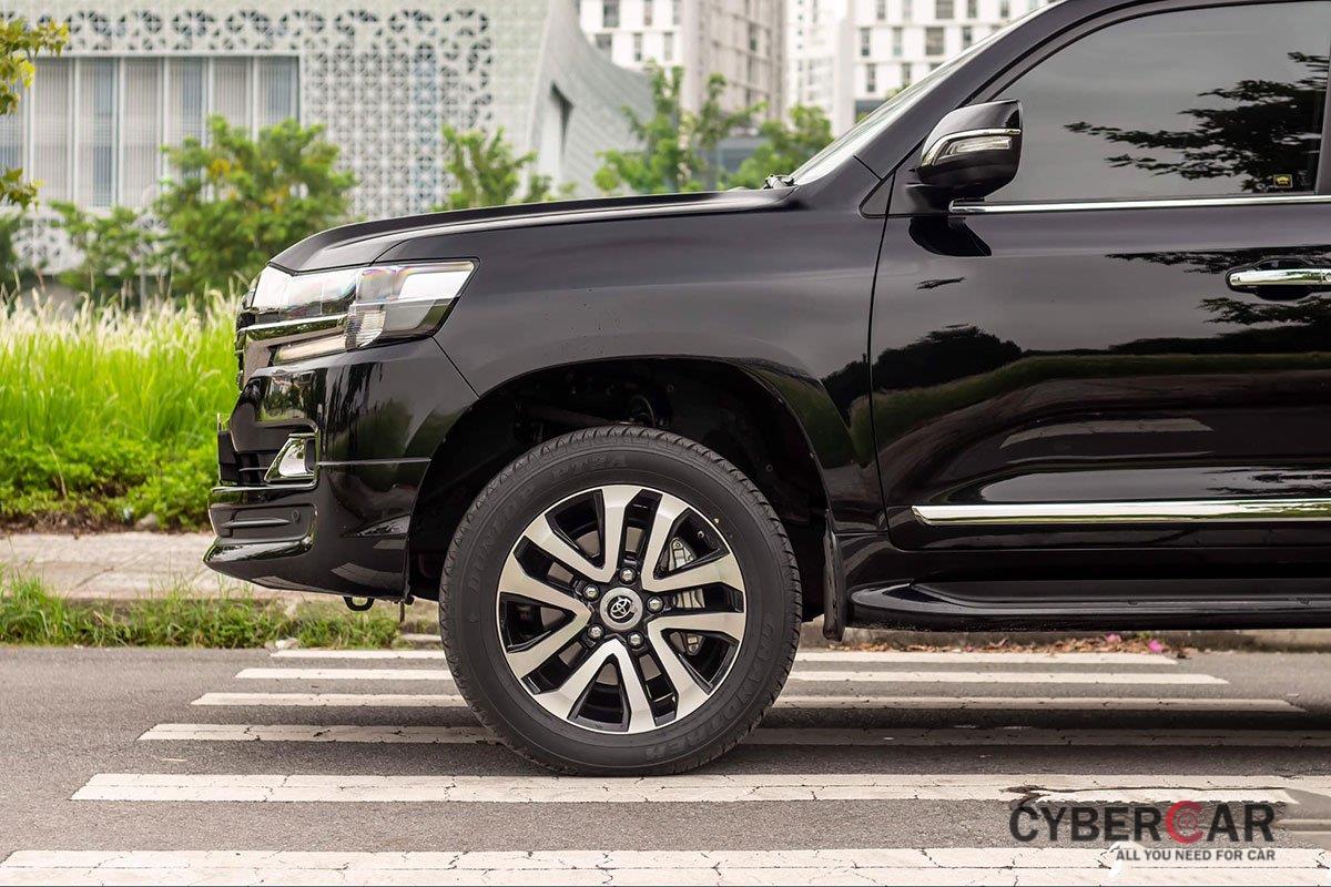 Toyota Land Cruiser cũ nhập Nga bán lại giá cao hơn xe 