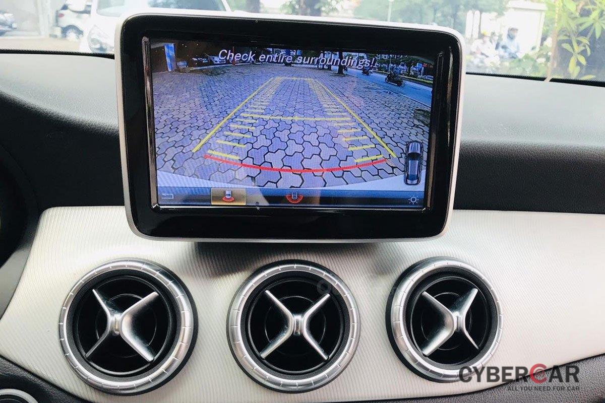 Màn hình hiển thị tích hợp camera lùi trên xe Mercedes-Benz CLA 200 2017 1
