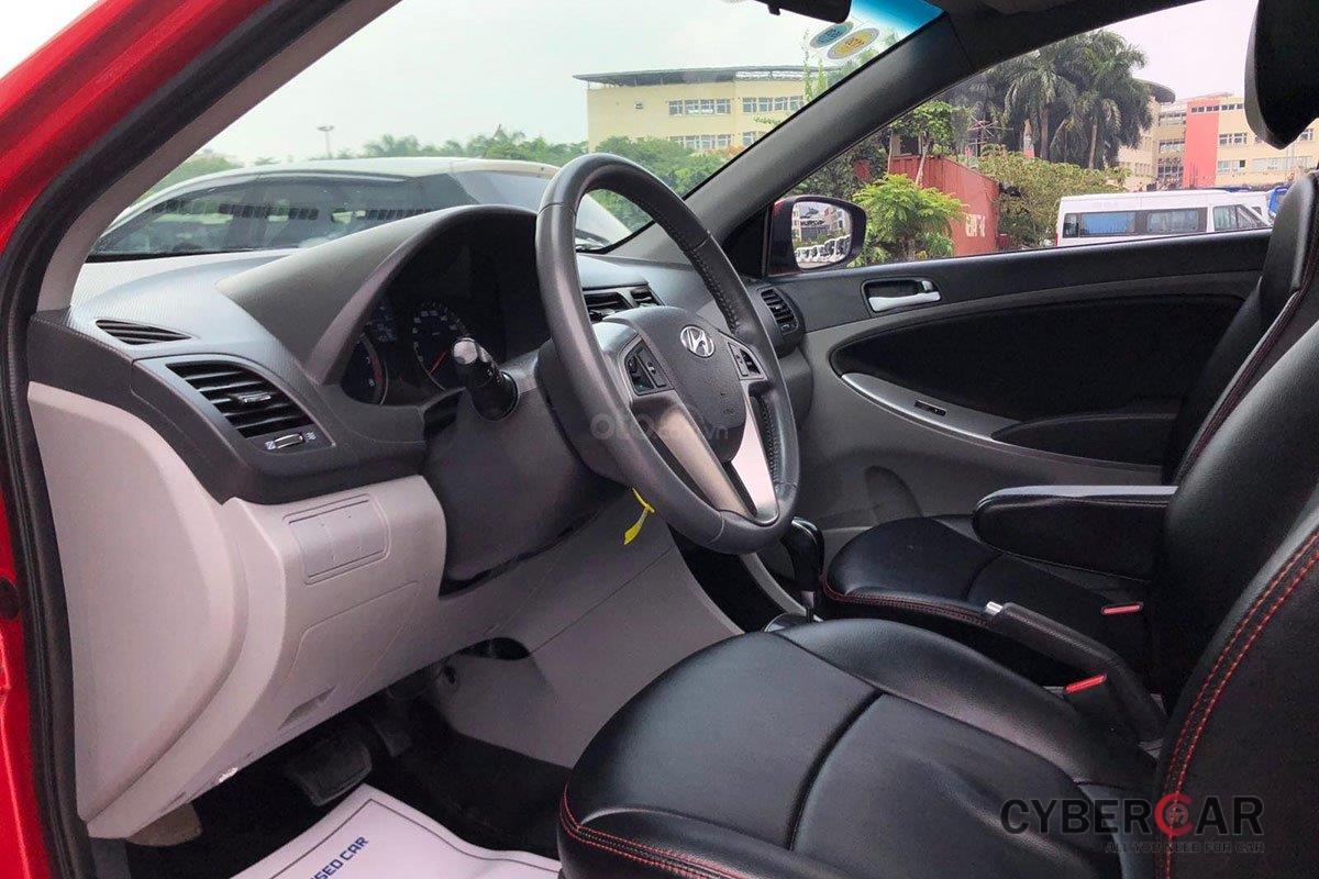 Không gian hàng ghế trước xe Hyundai Accent 2015 hatchback 1