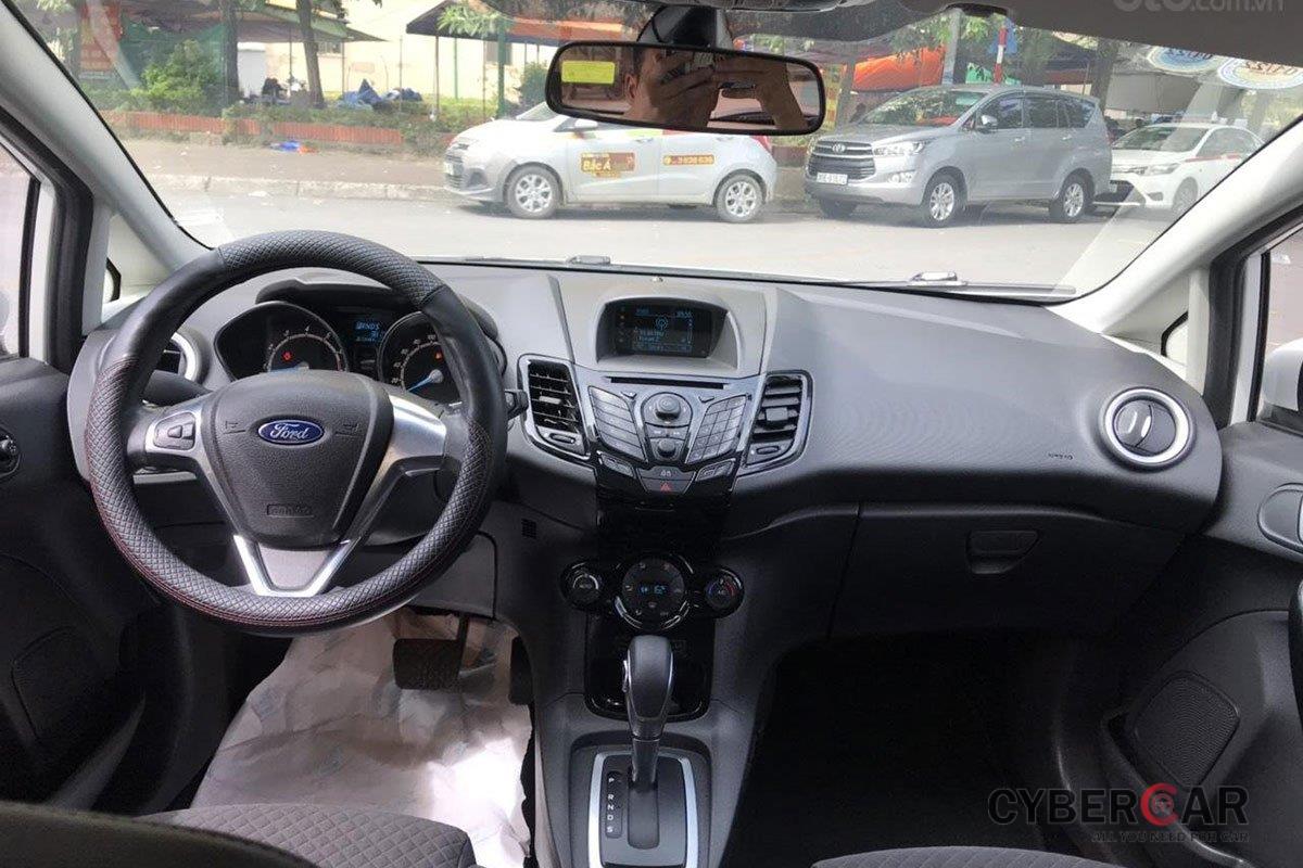 Khu vực bảng taplo xe Ford Fiesta 2015 1