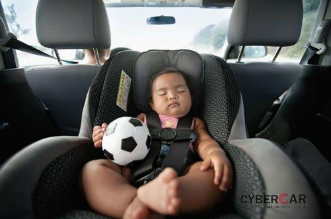 Mua xe MPV nên để ý gì - Móc ghế ISOFIX bảo vệ trẻ nhỏ.