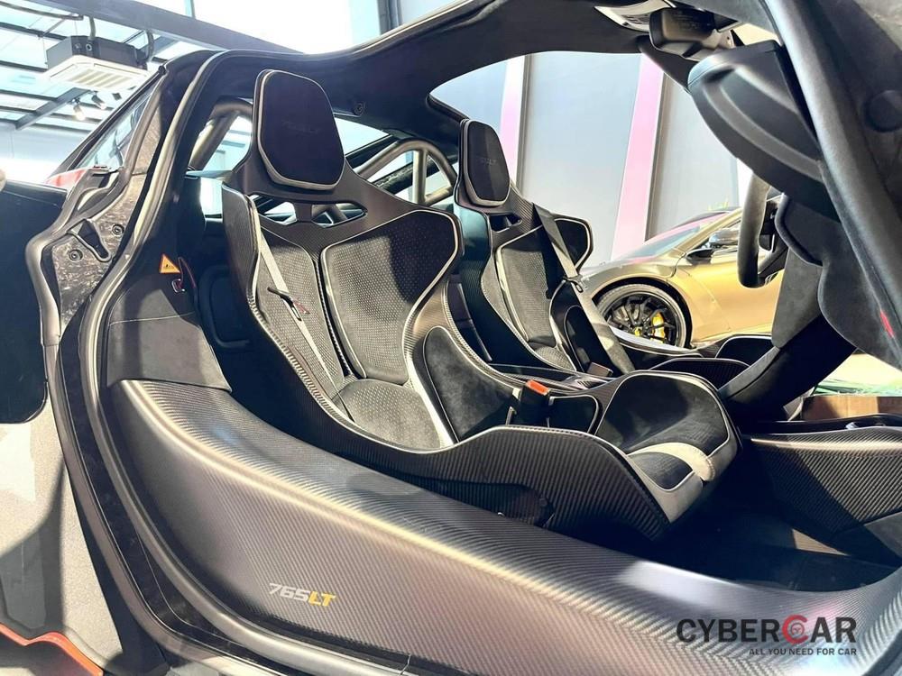 Chiếc siêu xe giới hạn McLaren 765LT này có trang bị khung chống lật, ngoài ra là bộ ghế đua bằng sợi carbon đắt đỏ