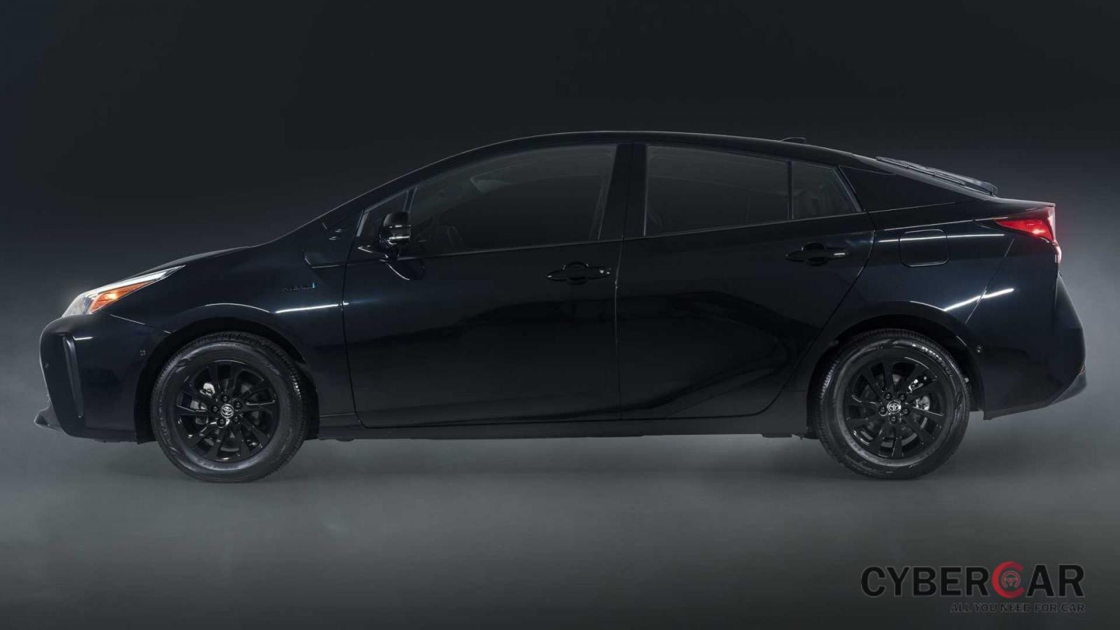Toyota Prius 2022 Nightshade trang trí đen hoàn toàn.