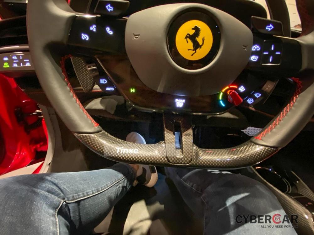 Bên cạnh nút Manettino quen thuộc bên phải, SF90 Stradale được hãng Ferrari trang bị thêm nút eManettino điều chỉnh 4 chế độ là eDrive, Hybrid, Performance và Qualify, mặc định khi khởi động xe là H