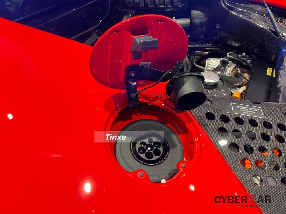 Động cơ điện mang đến thêm công suất 217 mã lực, tổng công suất trên Ferrari SF90 Stradale do hệ truyền động hybrid mang đến là 986 mã lực