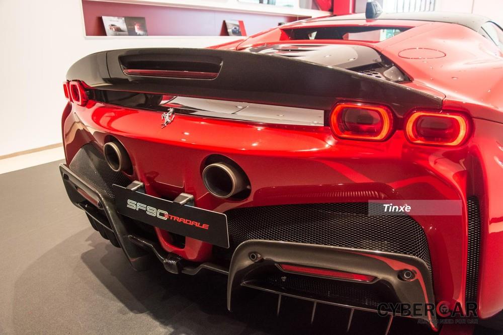 Chiếc siêu xe Ferrari SF90 Stradale chính hãng có trang bị gói Assetto Fiorano nên nhiều chi tiết được làm từ carbon