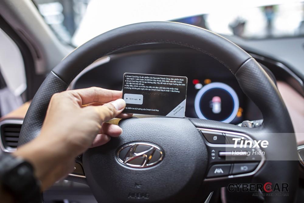 Thẻ thông minh thay thế chìa khoá của Hyundai Santa Fe 2021.