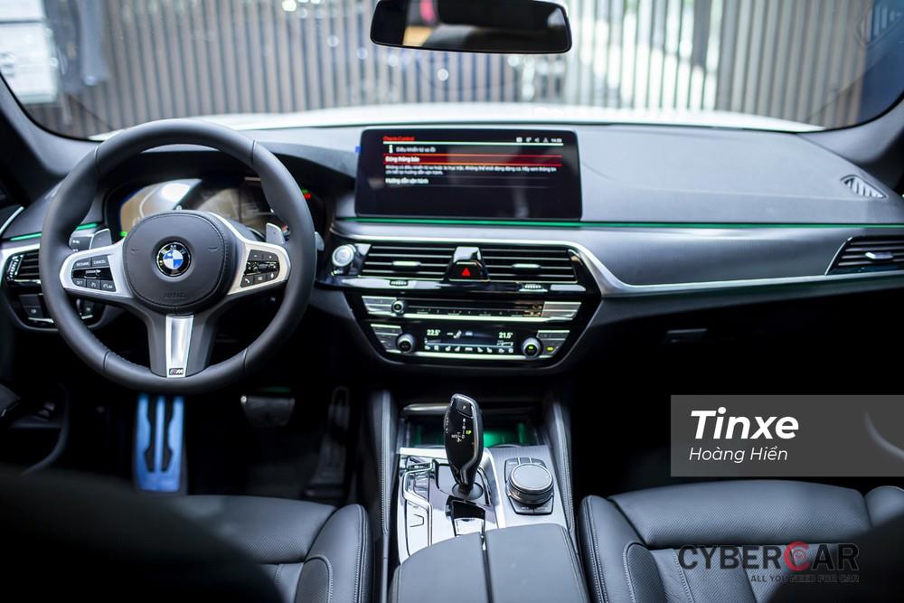 Nội thất của BMW 520i M Sport mang ngôn ngữ thiết kế gọn gàng, hiện đại và pha chút thể thao.