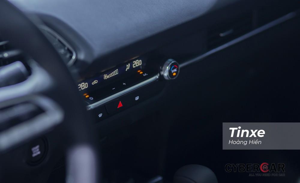 Hệ thống điều hoà tự động 2 vùng trên Mazda CX-30.