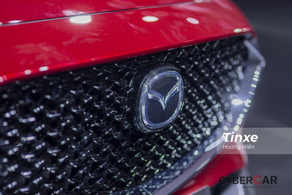 Logo Mazda được tích hợp thêm radar cảnh báo của hệ thống an toàn chủ động i-ActivSense.