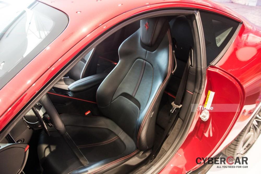 Chiếc Ferrari Roma này có ghế ngồi bọc da cùng chỉ may đỏ