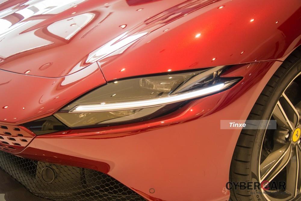 Cận cảnh đèn pha LED của siêu xe Ferrari Roma