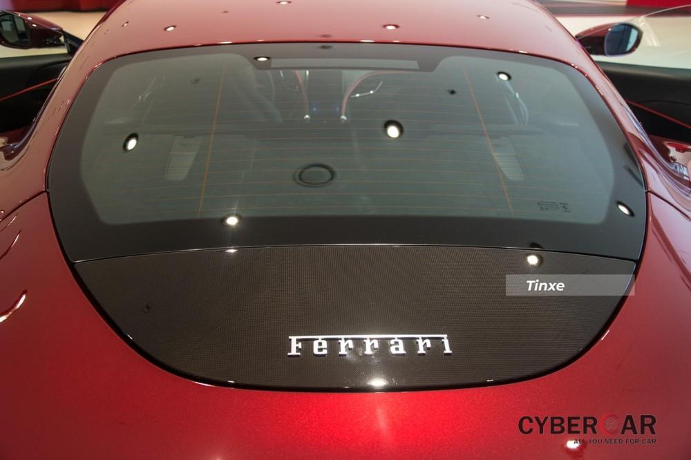 Kính gió phía sau dạng bo tròn kết hợp cùng cánh gió đuôi của xe, tuỳ chọn này trên chiếc Ferrari Roma chính hãng mới về nước là carbon