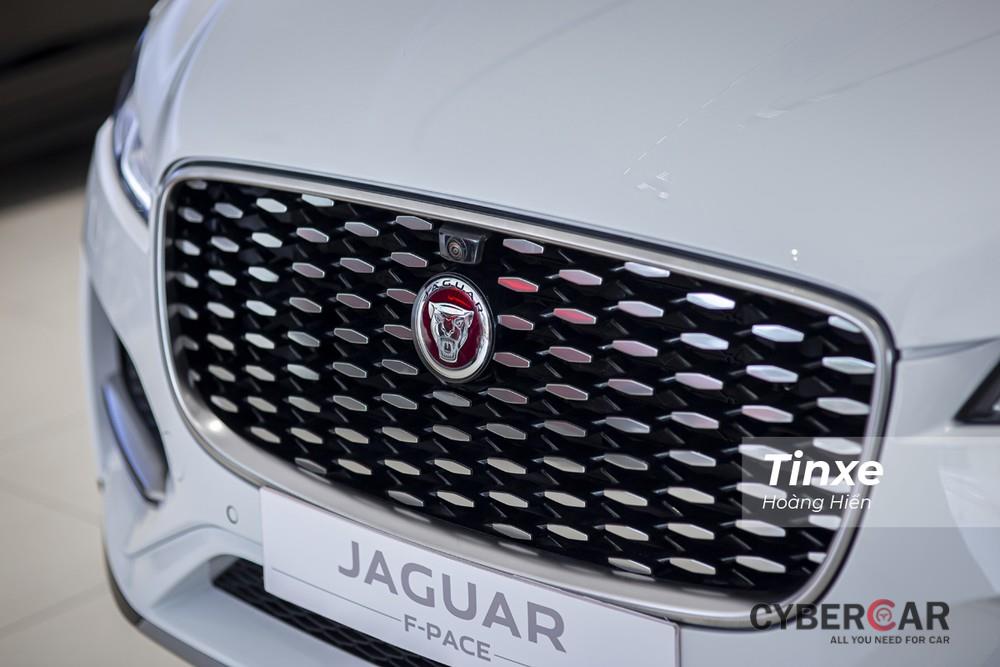 Lưới tản nhiệt mới tạo dáng vẻ bắt mắt và nhận diện tốt hơn cho Jaguar F-Pace 2021.