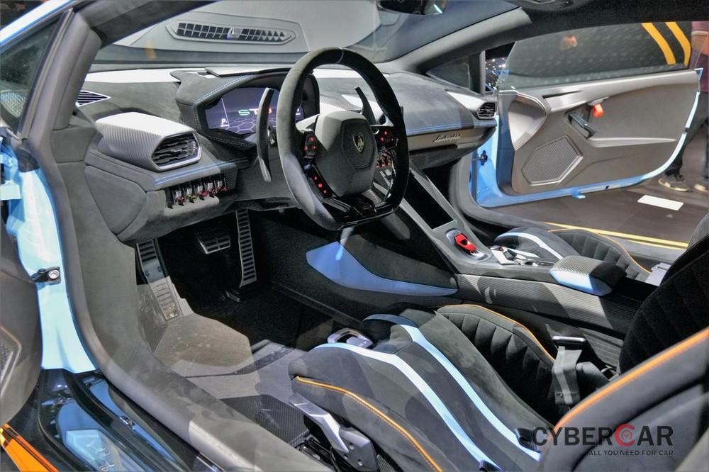 Nội thất của siêu xe Lamborghini Huracan STO