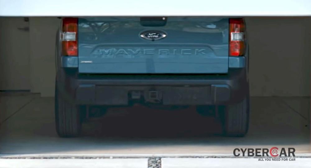 Những người tinh mắt phát hiện ra trên cửa thùng sau của Ford Maverick 2022 có tem chữ Hybrid