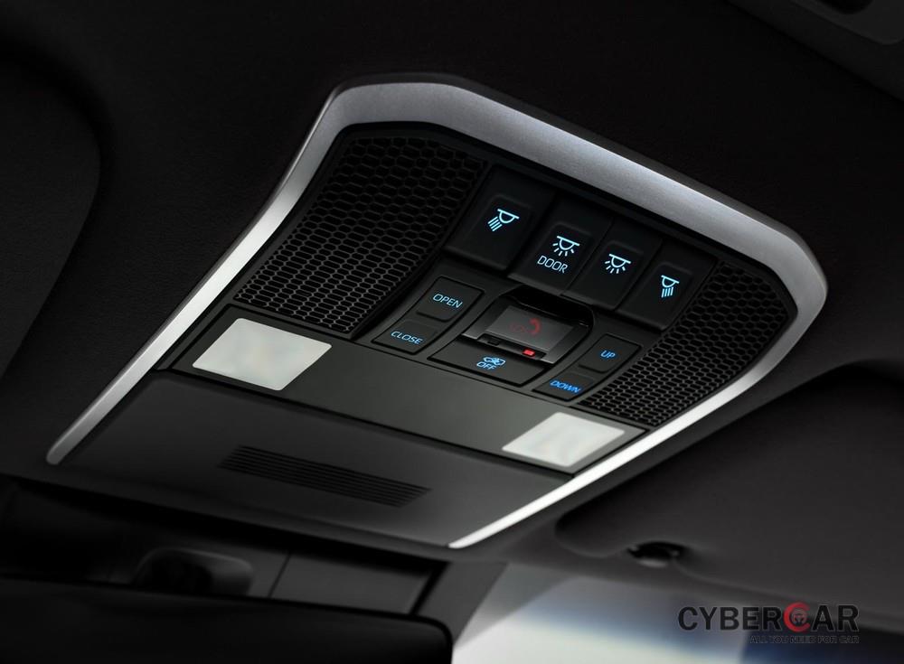 Các nút chỉnh trên trần của Toyota Land Cruiser 2022 
