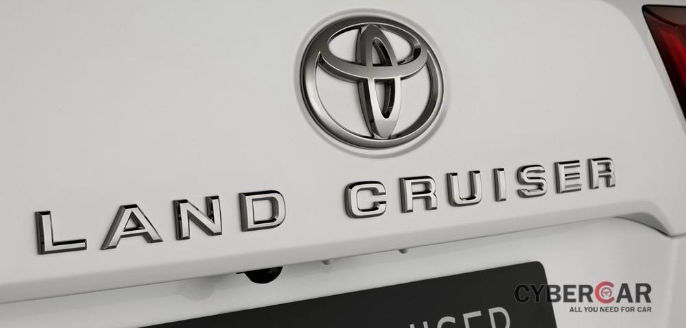 Tem chữ nổi Land Cruiser bên dưới logo Toyota