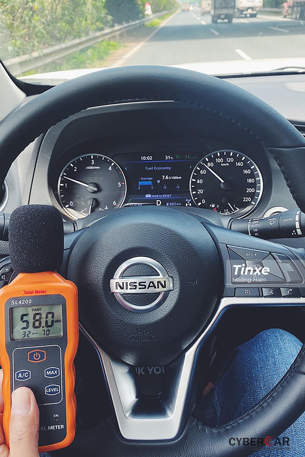 Ở vị trí người lái, độ ồn của Nissan Navara 2021 được đánh giá là tốt.