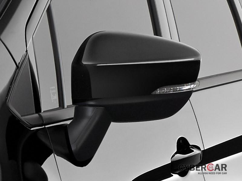 Ốp gương ngoại thất sơn màu đen của Mitsubishi Xpander Rockford Fosgate Black Edition 2021