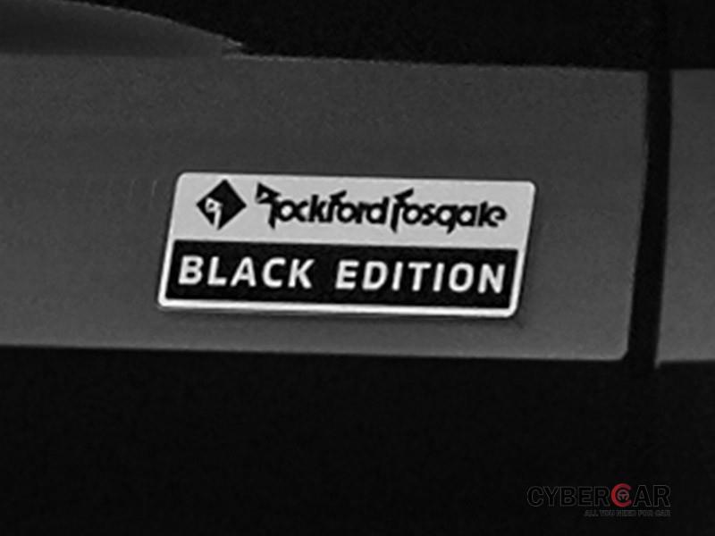 Logo Rockford Fosgate Black Edition ở cửa cốp
