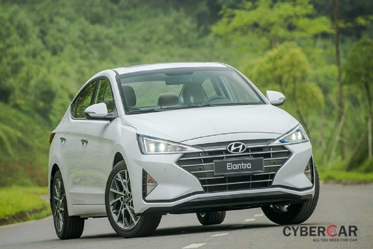 doanh số Hyundai Elantra đạt 261 xe, tăng 52 xe so với tháng 4/2021 1