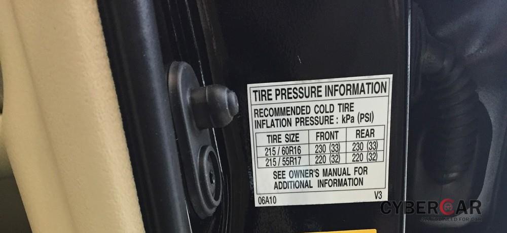 Nhãn dán ghi áp suất lốp tiêu chuẩn của một chiếc Toyota Camry