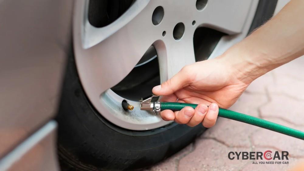 Vào mùa hè, chủ xe có thể cân nhắc chọn bơm khí ni-tơ cho lốp ô tô