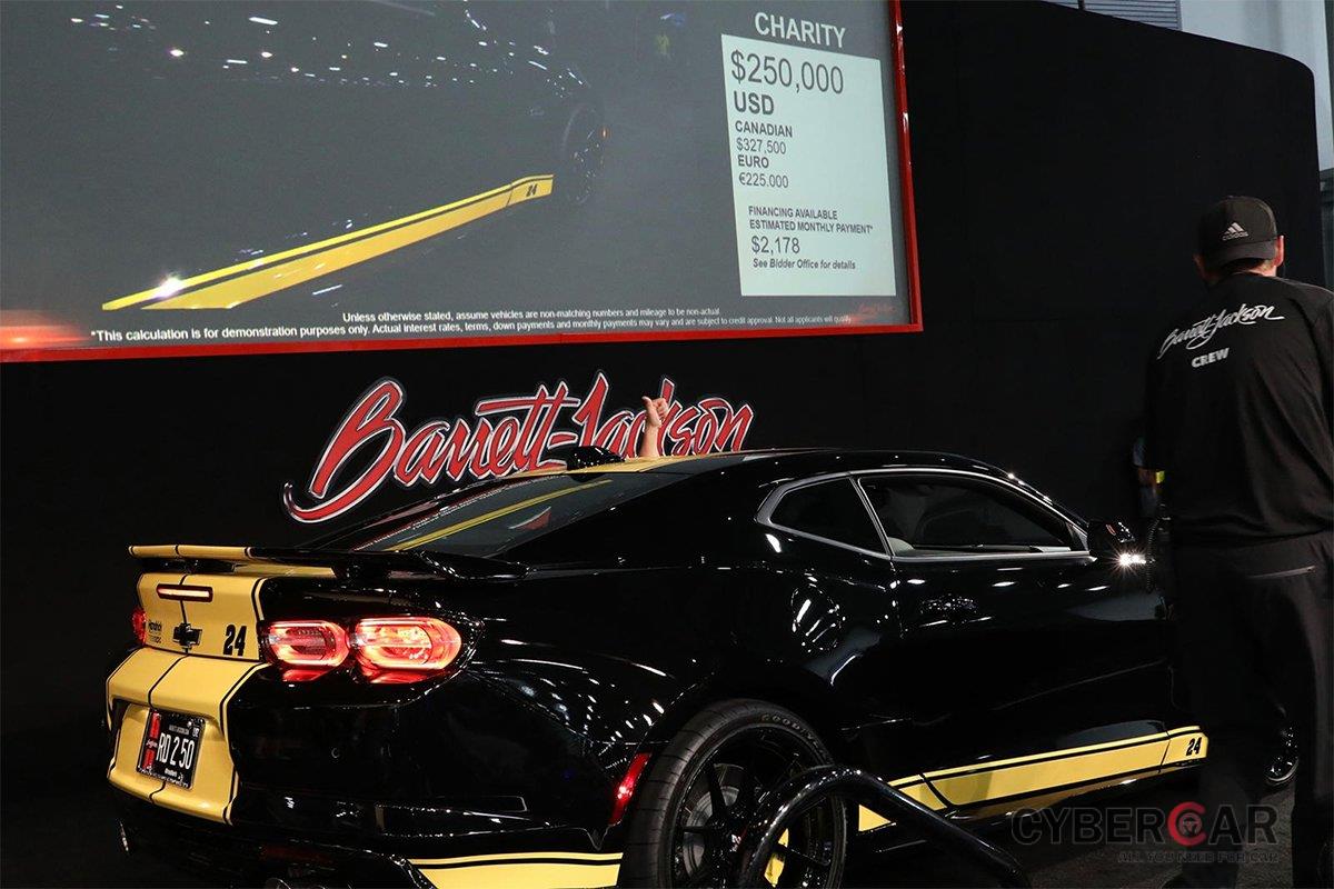 Chevy Camaro ZL1 Hertz/Hendrick Motosports Editon 2020 được bán với giá 250.000 USD.
