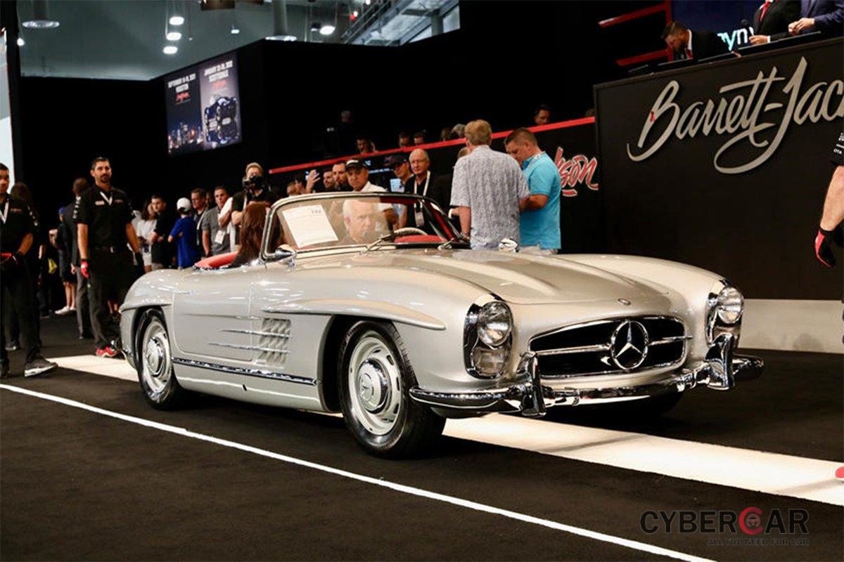 Mercedes 300 SL 1955 được bán với giá 1.045.000 USD.