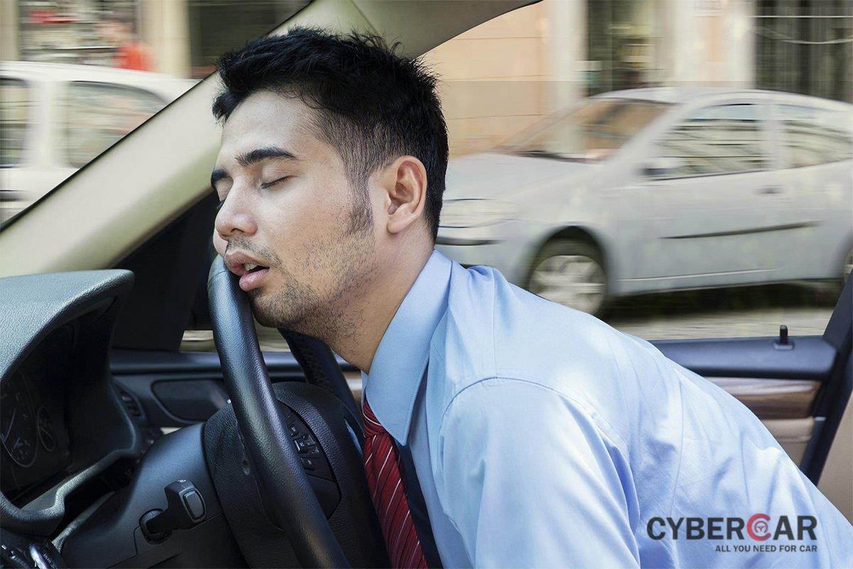 Buồn ngủ trong khi đang lái xe rất nguy hiểm.