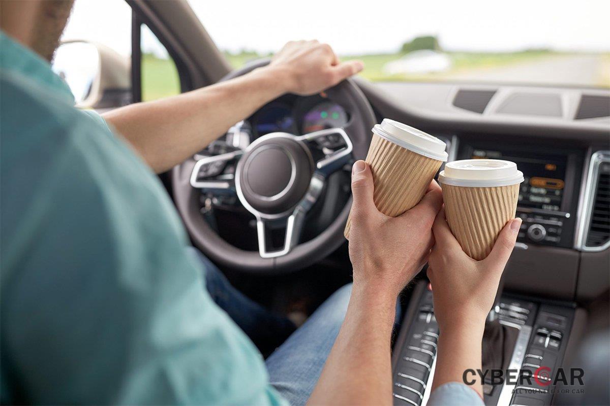 Một ly cafe trước khi lái xe cũng rất tốt cho việc giữ tỉnh táo.