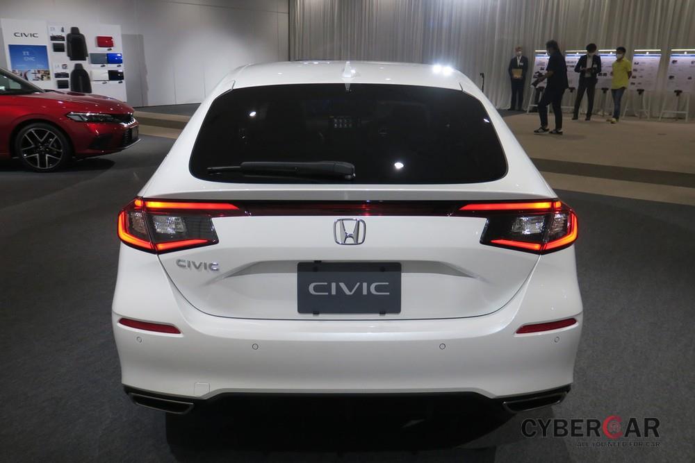 Honda Civic Hatchback 2022 nhìn từ đằng sau