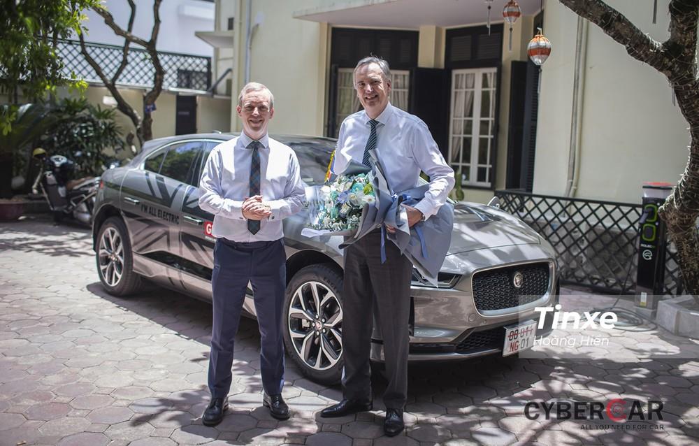 Đại diện Jaguar Việt Nam bàn giao chiếc Jaguar i-Pace cho ngày đại sứ Anh tại Việt Nam.