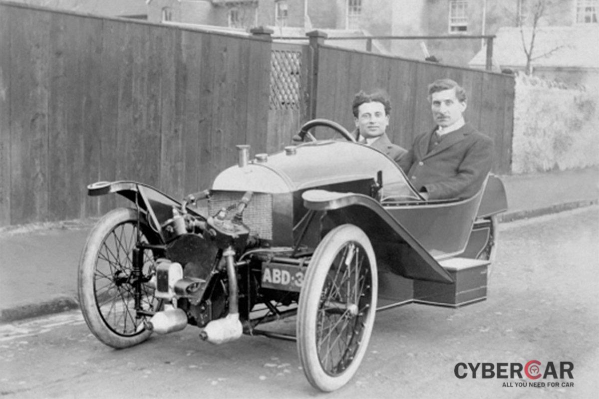 Henry Frederick Stanley Morgan (trái) là người sáng lập nên Morgan Motor.