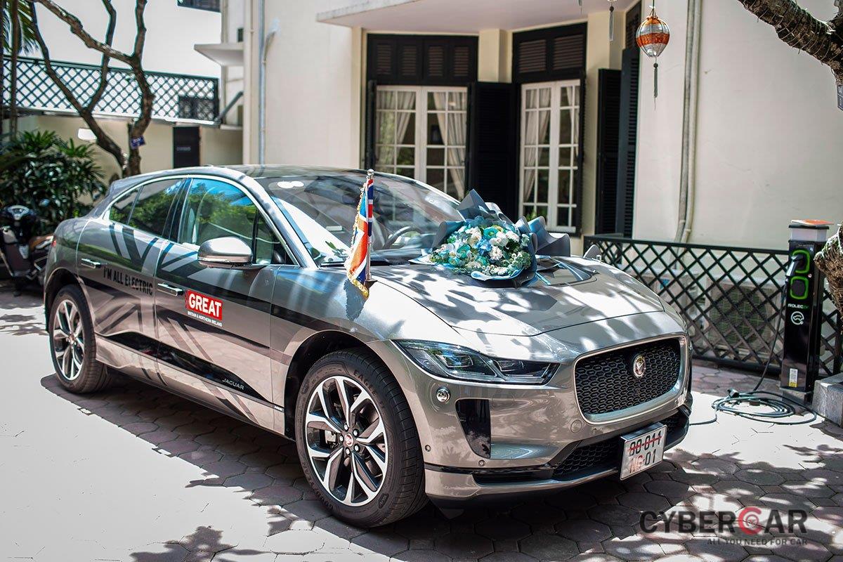 chiếc xe Jaguar I-PACE được bàn giao cho đại sứ quán Anh thuộc phiên bản HSE với màu sơn bạc Silicon.